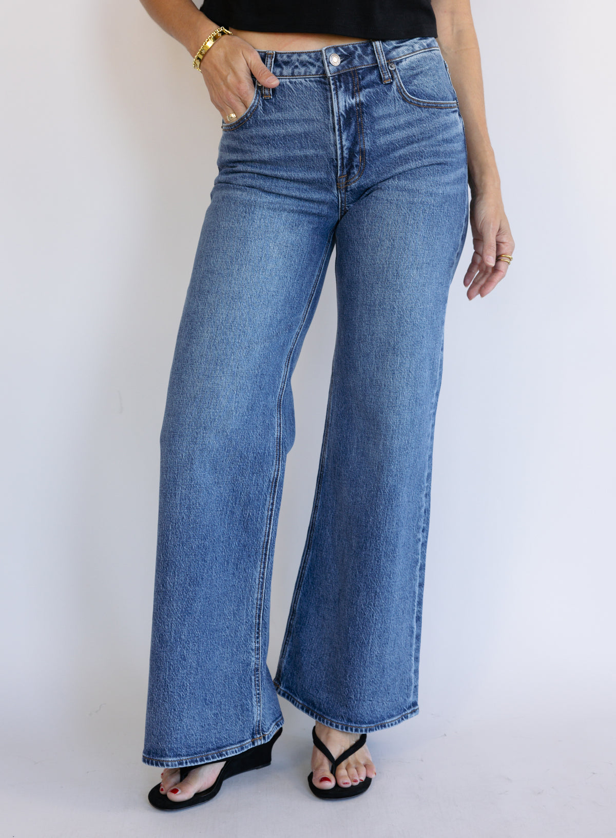 Woman wearing Z Supply The Stunner Mid Rise Wide Leg jeans in Element, a vintage medium wash