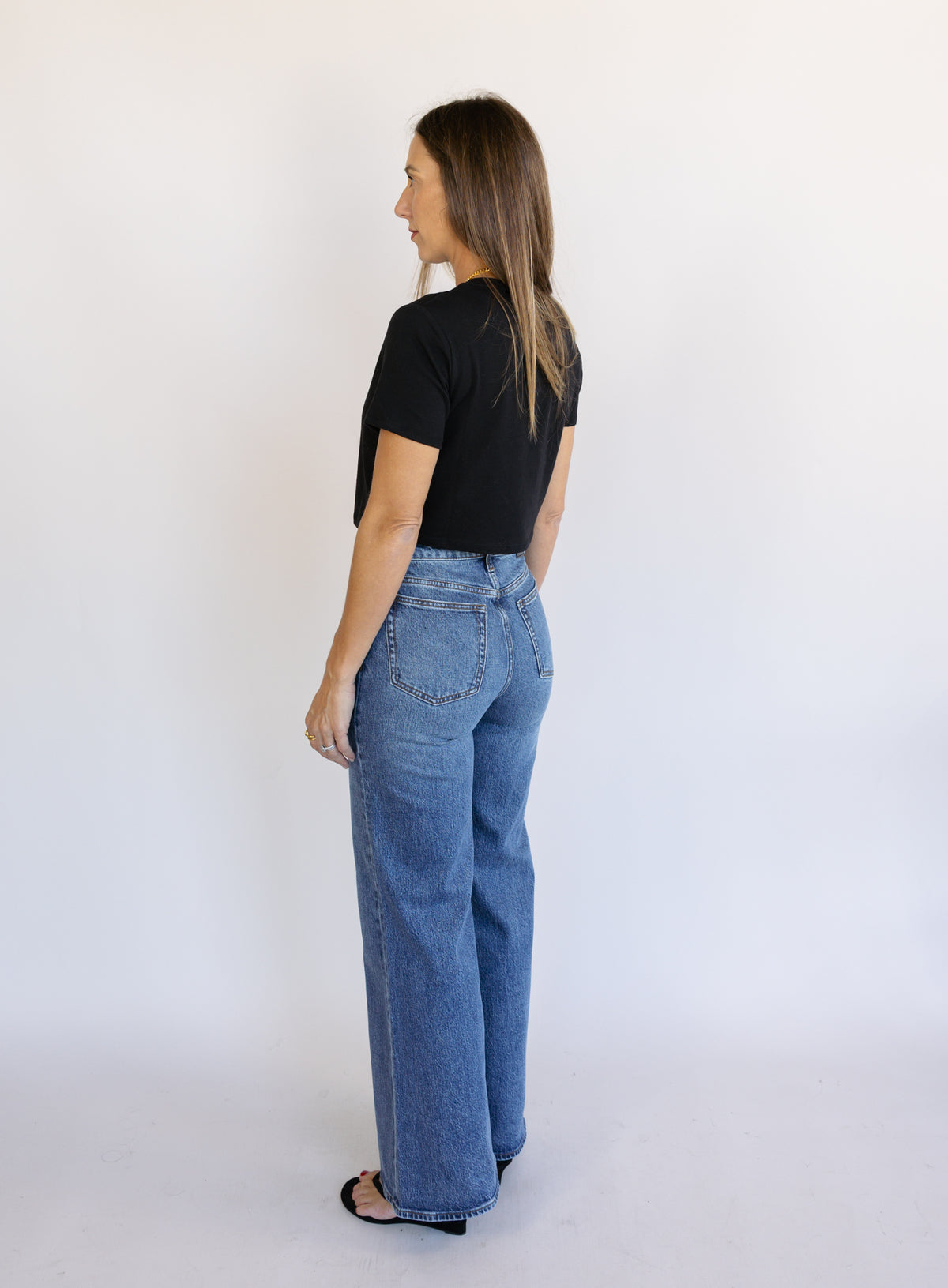 Woman wearing Z Supply The Stunner Mid Rise Wide Leg jeans in Element, a vintage medium wash